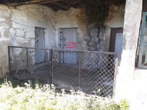Casa e terreno com possibilidade de construção