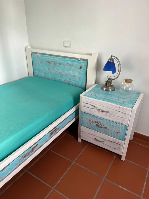 Cama de Solteiro e Mesa de Cabeceira