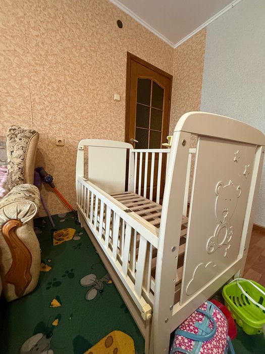 Дитяче ліжечко з шухлядою і маятником