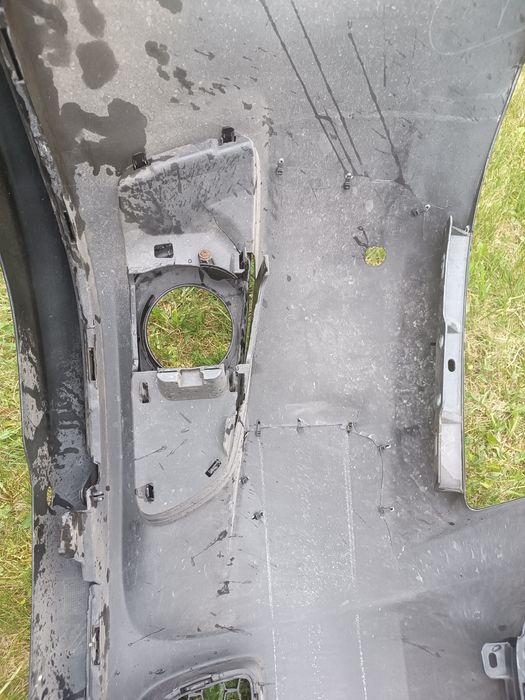 Zderzak Toyota Corolla Verso uszkodzona