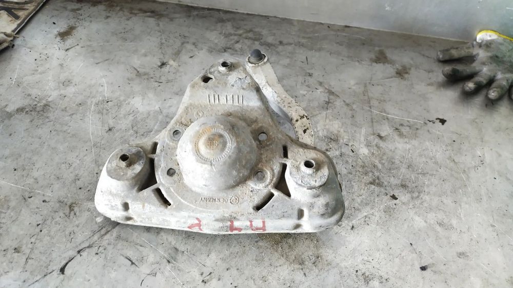 MOCOWANIE AMORTYZATORA WRAZ Z WACHACZEM  AUDI A 4 8DO412383E
