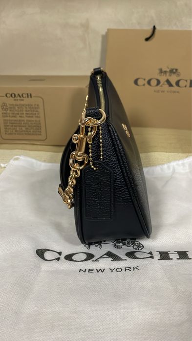 Mala Coach Preta em Pele com Detalhes Dourados