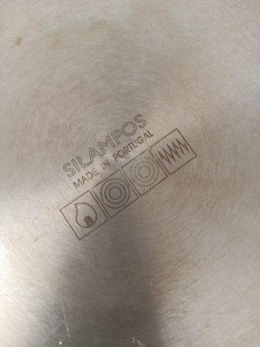 Panela da sopa e fervedor leite ou água.