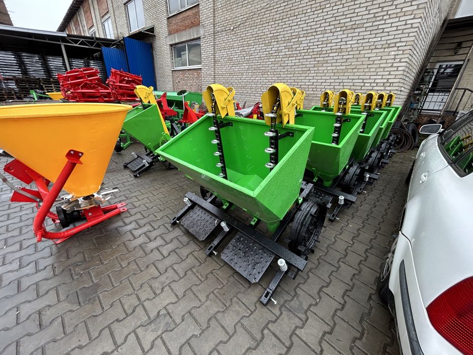 Картоплесажалка Bomet Сажалка двохрядна Бачок на добриво Окучник Їжаки