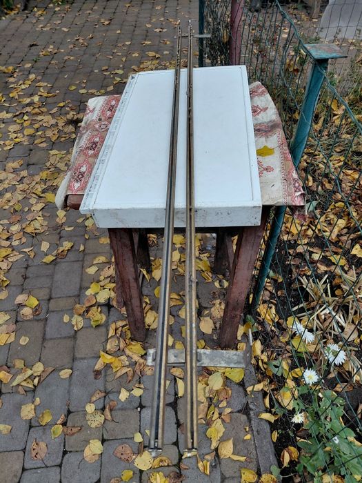Карнизы металлические длиной 130 см.
