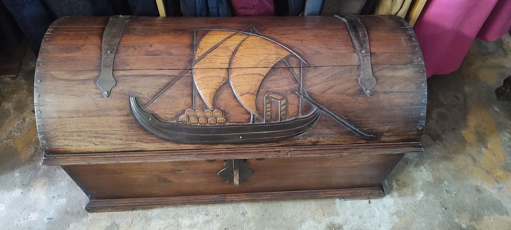 Bau antigo com desenho de barco