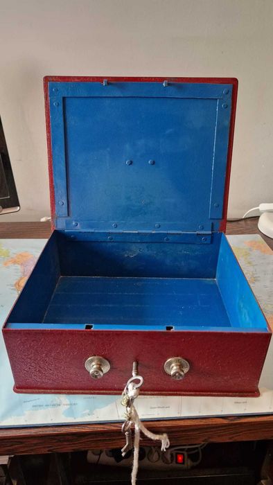 Cofre com código e chave