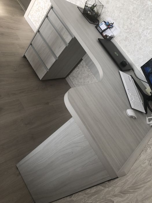 Сучасний комп'ютерний стіл з мобільного тумба.