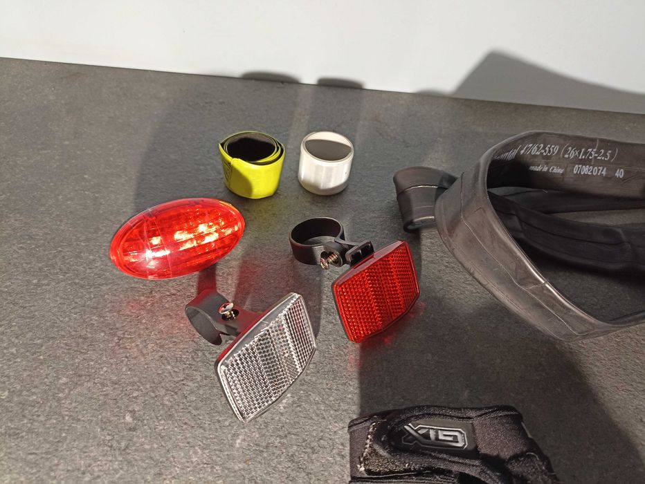 Rowerowy zestaw: kamizelka, rękawiczki, dętki, lampki, odblaski, łyżki