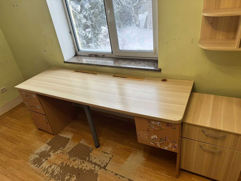 Продам мебель.Стол 2метоа,тумба,полки Цена за Все