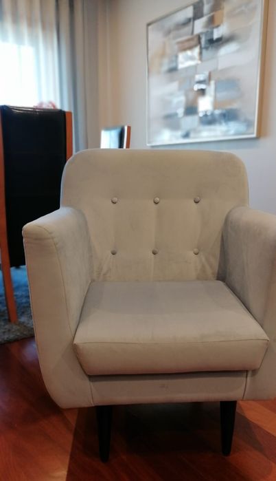 Cadeirão em tecido cinza aveludado