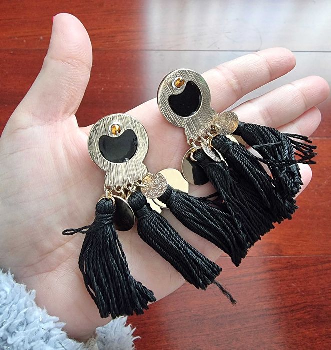 Brincos em tons de preto e dourado