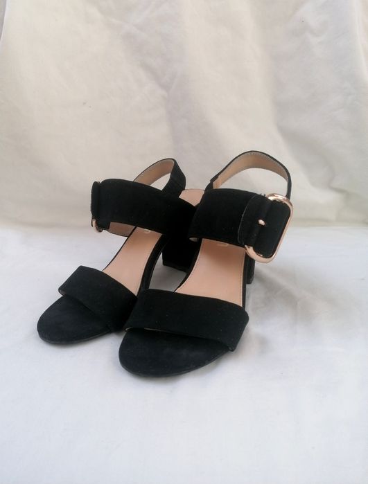 Sandálias Pretas com Salto