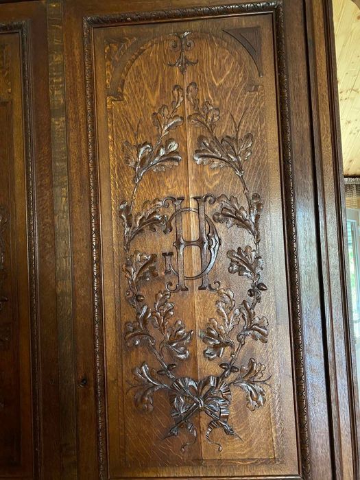 Вишукана шафа з ініціалами