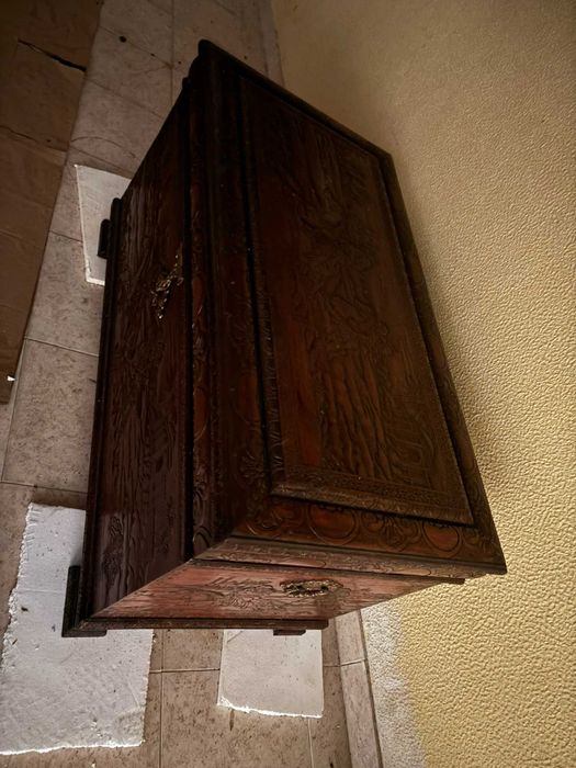 Arca em madeira talhada