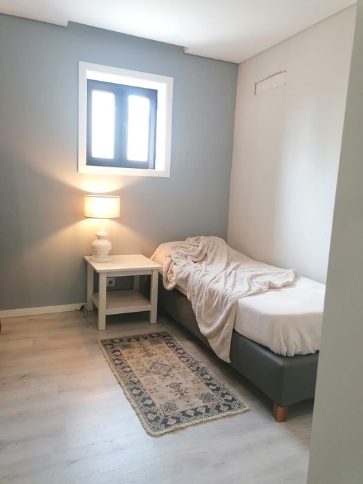 Aluga-se andar moradia T2