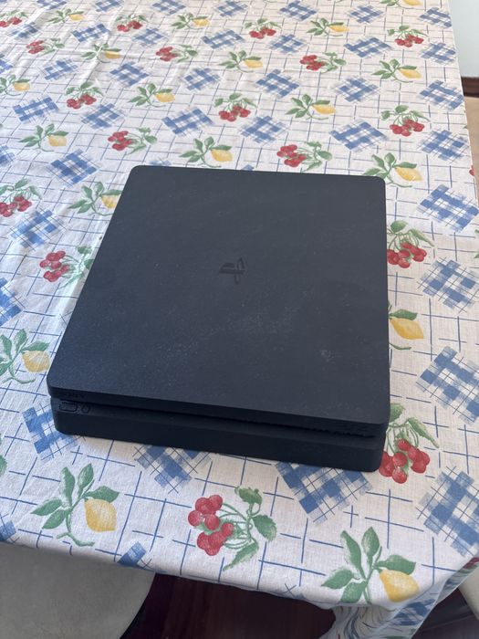 PS 4 Slim + 2 comandos + 4 Jogos Fisicos  + 7/8 Digitais
