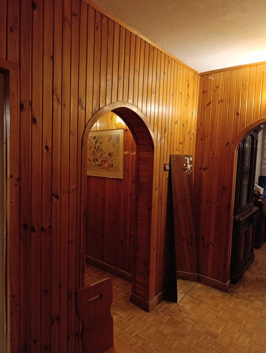 Drewniane szafki i boazerie