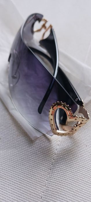 Oculos de sol novos e sem qualquer dano nunca foram usados