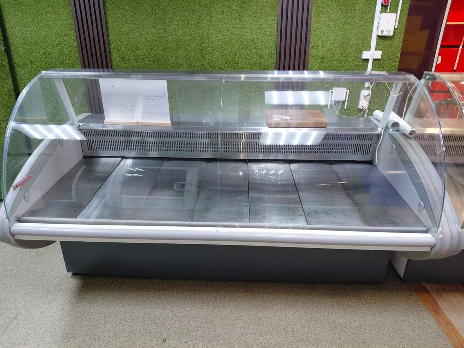 Холодильные витрины ,морозильный ларь Juka в очень хорошем состоянии..