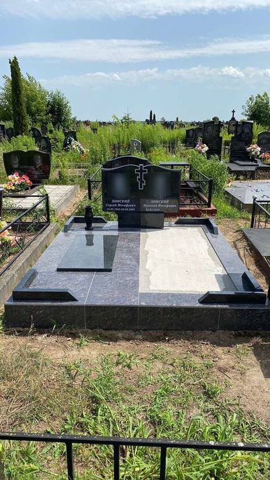 Памʼятники м.Камʼянське та обл. Одинарні, подвійні, комплекси