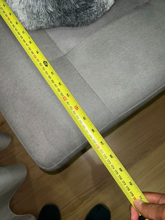 Sofá comprido cinzento