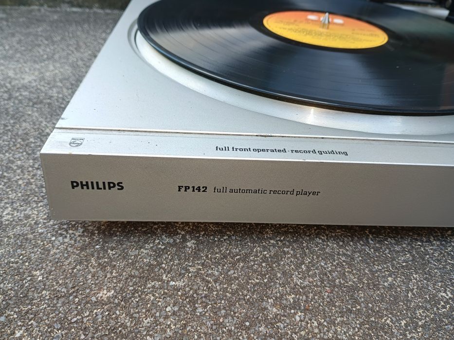 Aparelho gira discos Philips , não tem agulha mas a funcionar