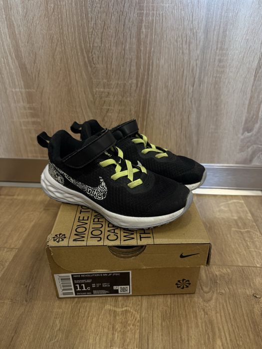Продам дитячі кросівки Nike (28 розмір)