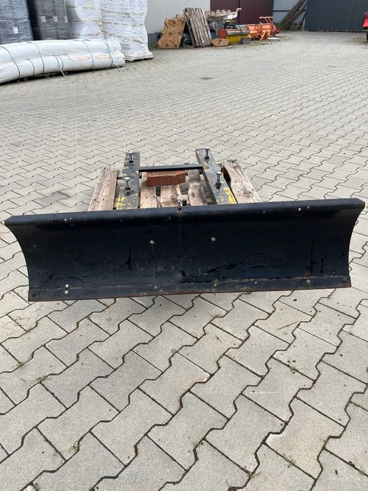 pług skrętny do śniegu mocowany do wózka widłowego