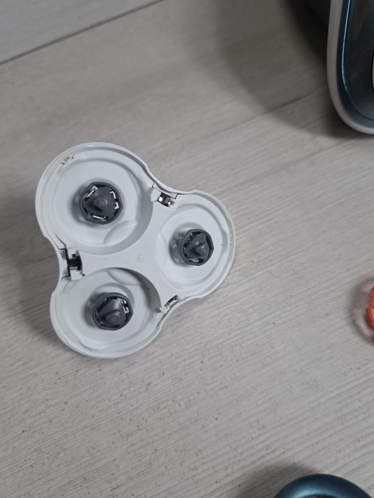 Sprzedam golarkę PHILIPS 7000 na części