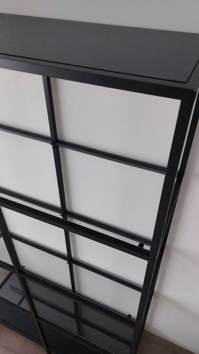 Estante preta com vidro ikea