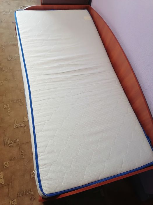 Продам кровать с матрасом