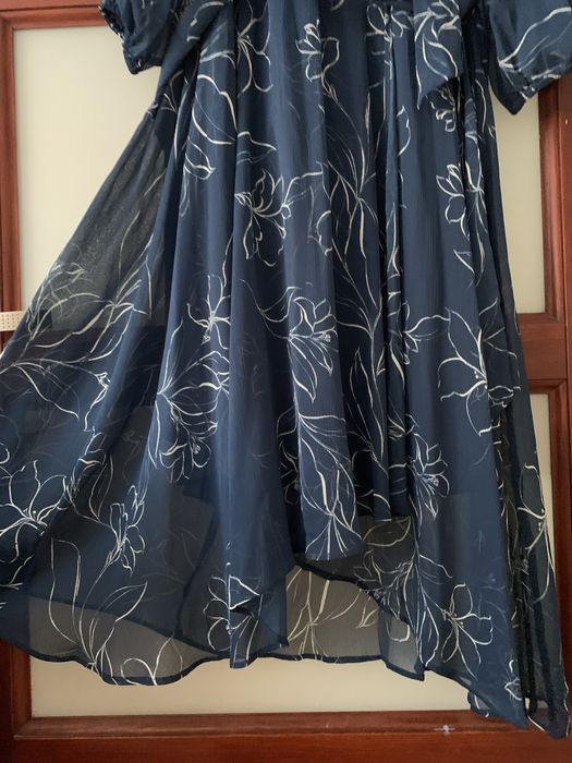 Sukienka midi z dekoltem kopertowym i paskiem DKNY 42