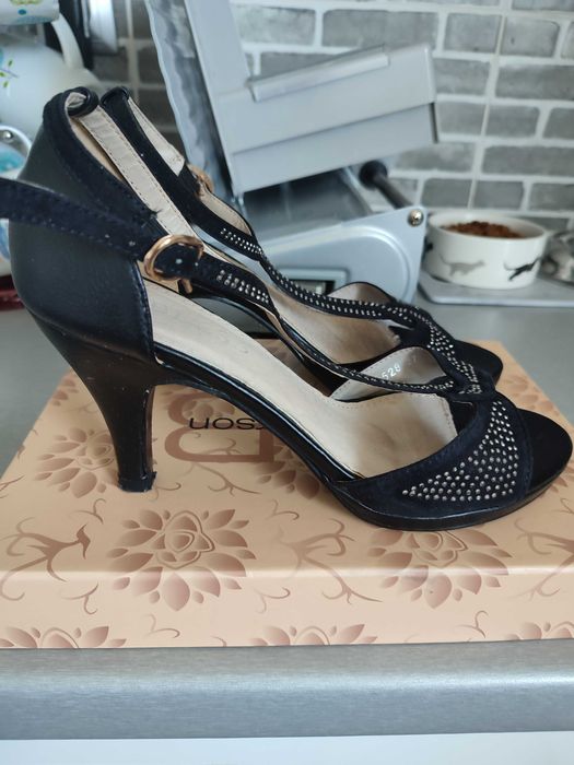 Sprzedam buty rozm. 37 i 36