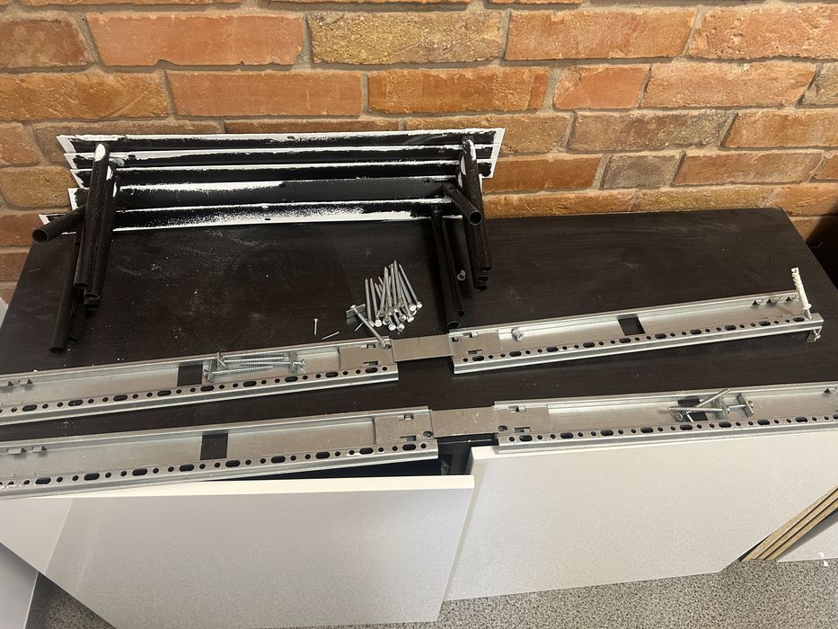 Szafki besta i półki lack