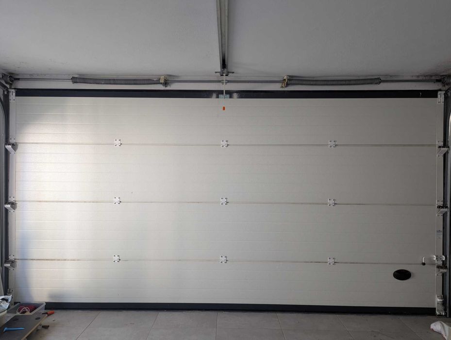 Portão de Garagem Seccionado com Motorização Elétrica — 4,50 m × 2,30