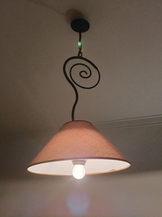 Conjunto de candeeiros mais um teto