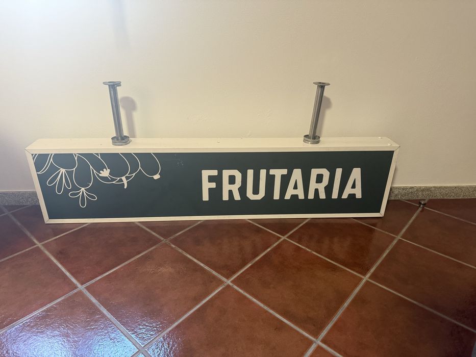 Vendo estantes para frutaria, ideais para exposição de fruta e legumes