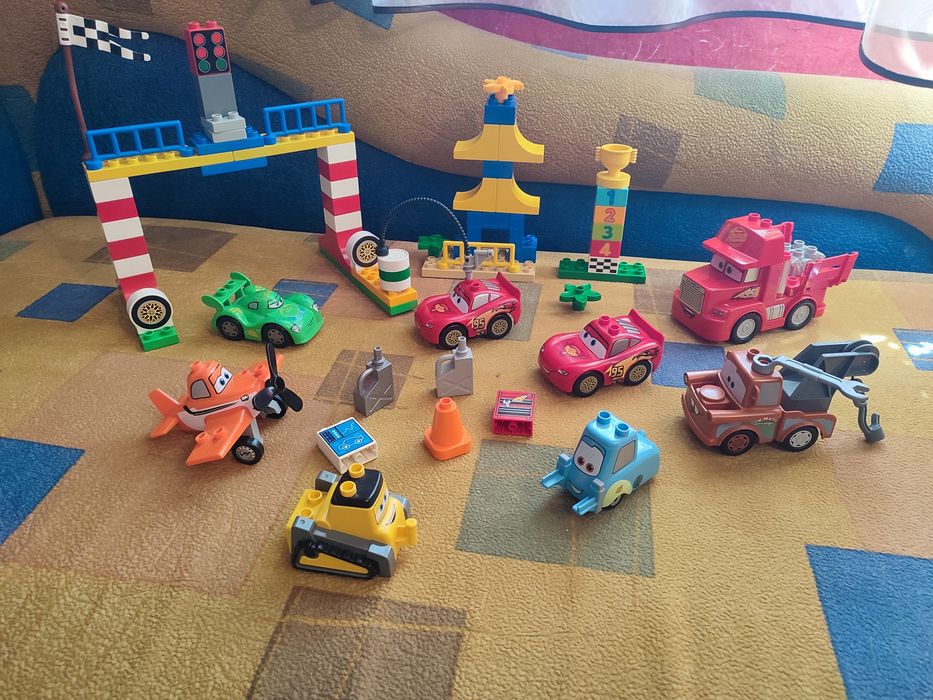 Оригінал LEGO Duplo Тачки: Токійські перегони (8 машинок + валіза і книжка Маквін)