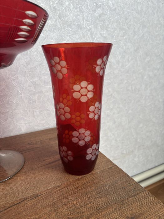 Радянські вироби з червоного різьбленого скла