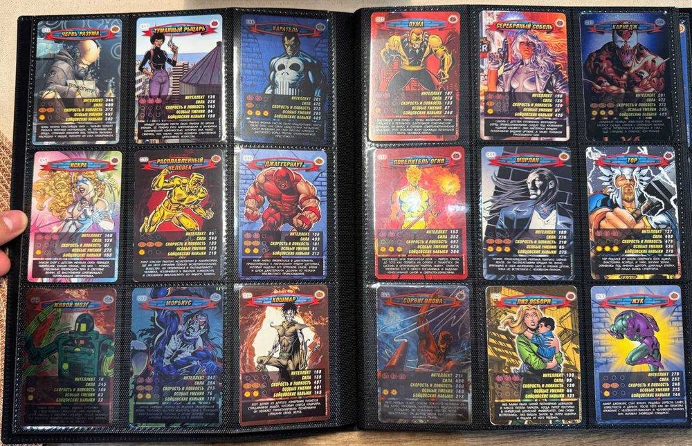 Коллекция карточек Человек-Паук Герои и Злодеи в альбоме