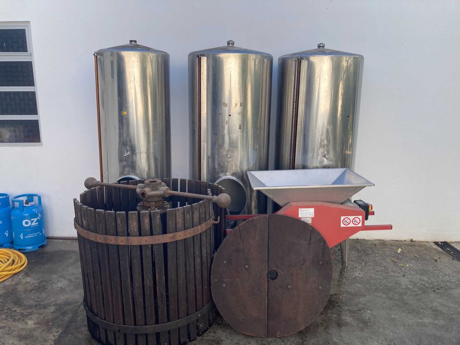 Conjunto de depositos para armazenar vinho, com prensa, esmagador