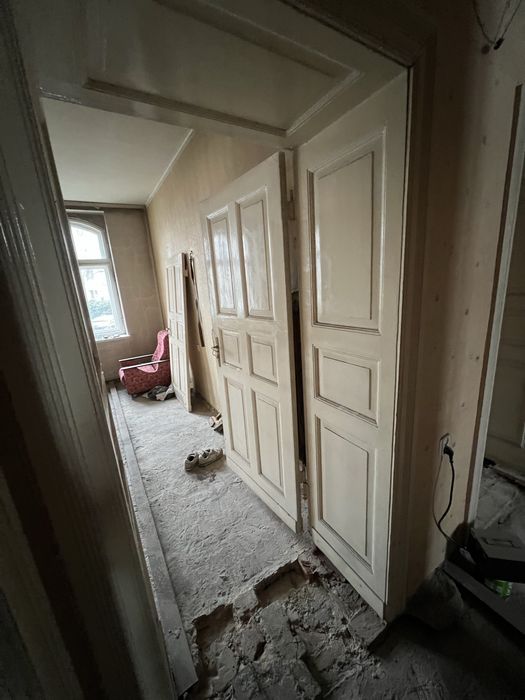 Stare 120 letnie drzwi drewniane w dobrym stanie