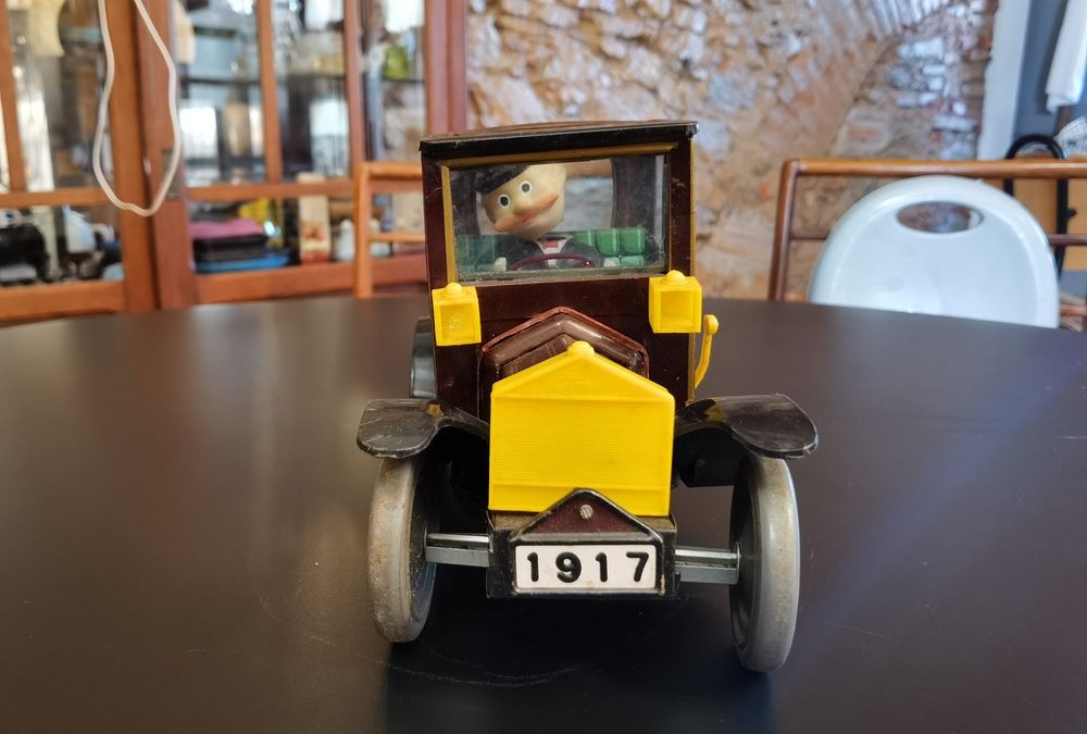 Carrinho de brinquedo da década de 60