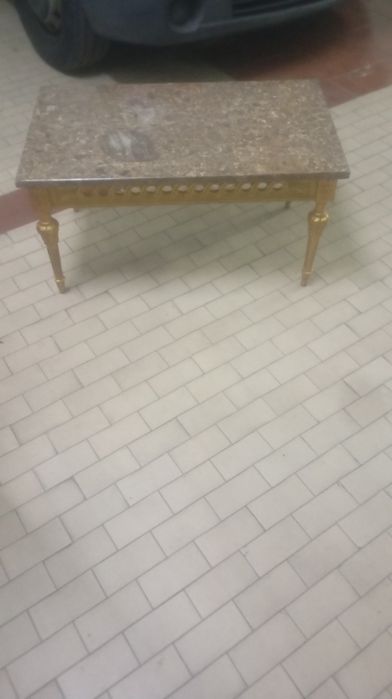 Mesa de centro, com tampo em mármore e estrutura em madeira maciça dourada