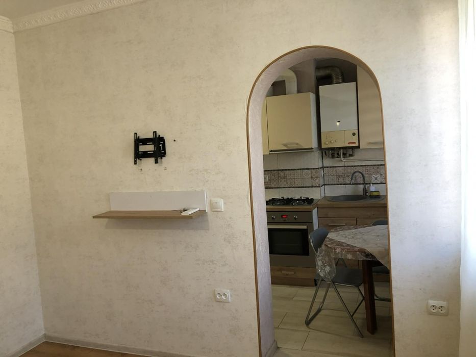 Здається однокімнатна поруч центр міста.