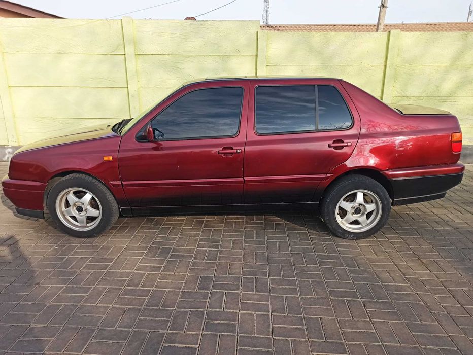 VOLKSWAGEN-VENTO CL 1.8 газ 1992г/в бордовый пурламутр 379000гр.