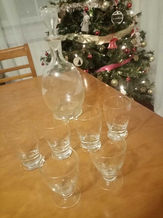 Conjunto de copos e garrafa para licor