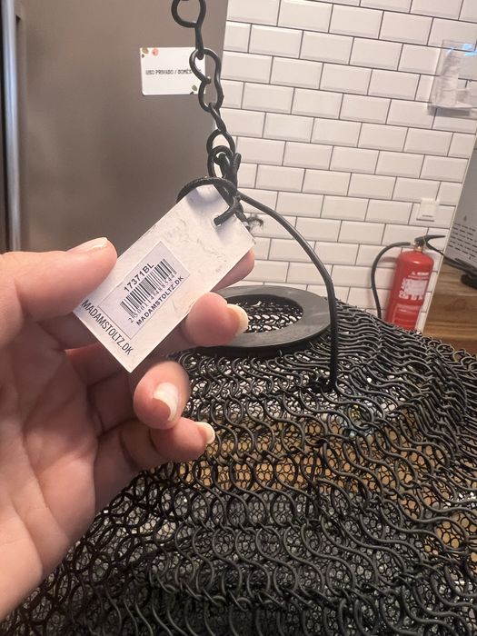 Luminária suspensa em metal preto da marca Madam Stoltz.