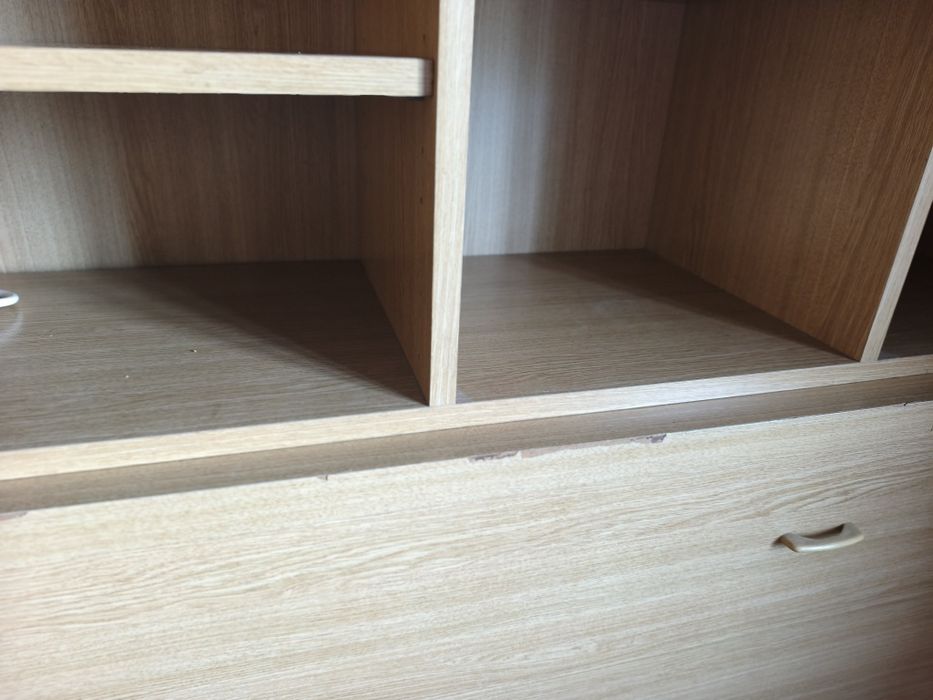 Quarto juvenil compacto com cama individual rebatível 90cm e estantes